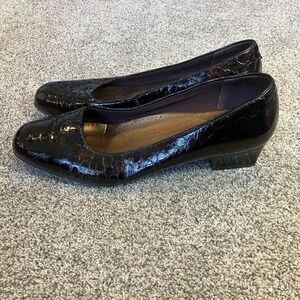 Trotters Womens 9M Dark Brown Croc Embossed Patent Low Block Heel Pumps T3235